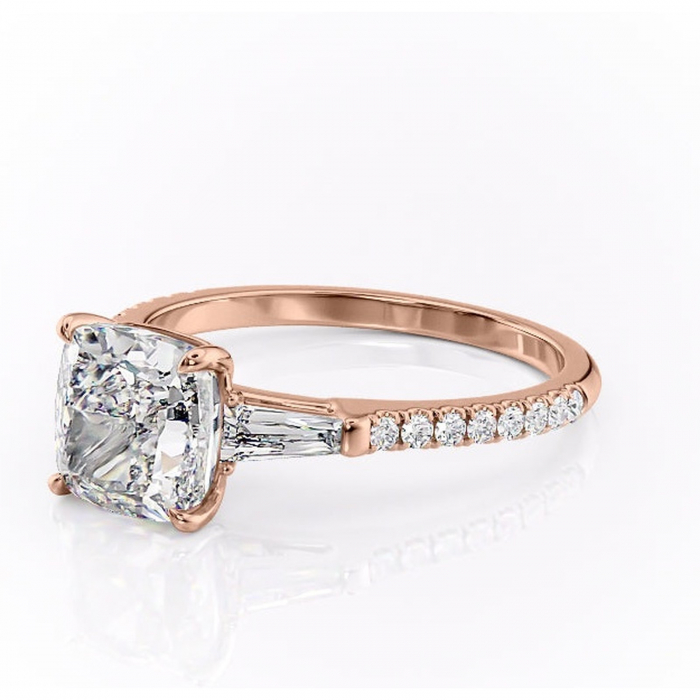 Inel de logodnă Theodora din aur Rose 18kt cu moissanite tăietură pernă – Montură cu trei pietre rafinată pentru profil înalt | Personalizează și configurează gratuit online [7]