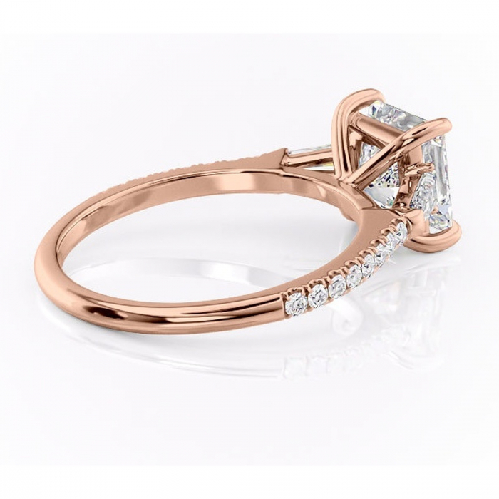 Inel de logodnă Theodora din aur Rose 18kt cu moissanite tăietură princess – Montură cu trei pietre rafinată pentru profil înalt | Personalizează și configurează gratuit online [3]