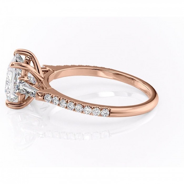 Inel de logodnă Theodora din aur Rose 18kt cu moissanite tăietură princess – Montură cu trei pietre rafinată pentru profil înalt | Personalizează și configurează gratuit online [6]