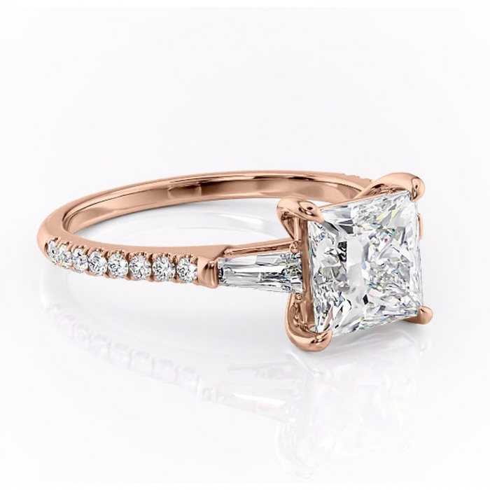 Inel de logodnă Theodora din aur Rose 18kt cu moissanite tăietură princess – Montură cu trei pietre rafinată pentru profil înalt | Personalizează și configurează gratuit online [1]