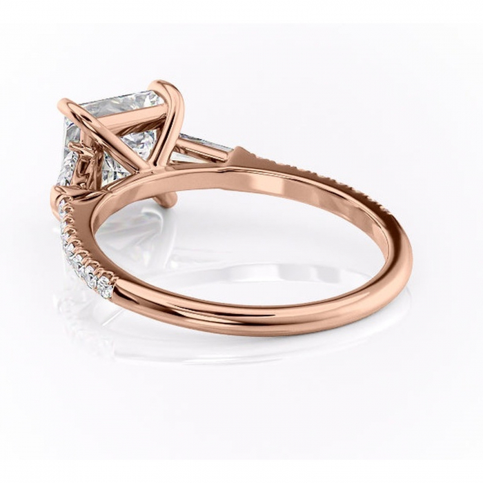 Inel de logodnă Theodora din aur Rose 18kt cu moissanite tăietură princess – Montură cu trei pietre rafinată pentru profil înalt | Personalizează și configurează gratuit online [4]