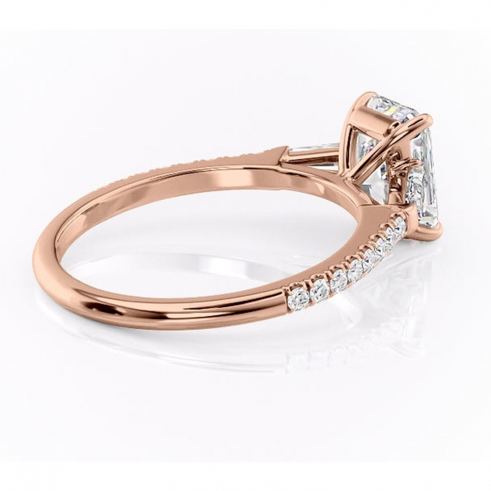 Inel de logodnă Theodora din aur Rose 14kt cu moissanite tăietură radiantă – Montură cu trei pietre rafinată pentru profil înalt | Personalizează și configurează gratuit online [3]