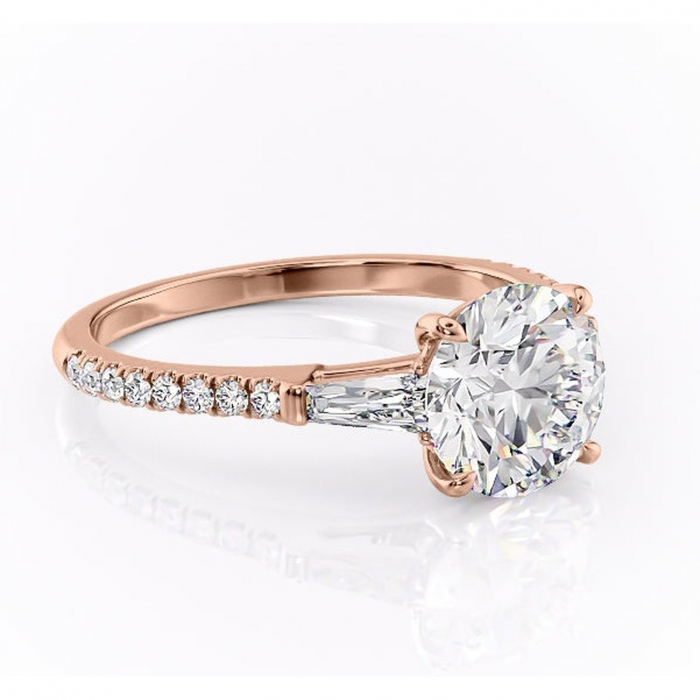 Inel de logodnă Theodora din aur Rose 14kt cu moissanite tăietură rotundă – Montură cu trei pietre rafinată pentru profil înalt | Personalizează și configurează gratuit online [1]
