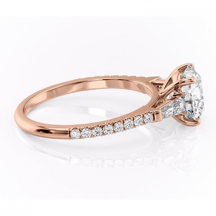 Inel de logodnă Theodora din aur Rose 14kt cu moissanite tăietură rotundă – Montură cu trei pietre rafinată pentru profil înalt | Personalizează și configurează gratuit online [2]