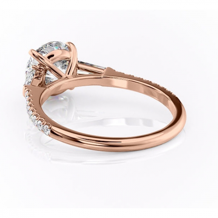 Inel de logodnă Theodora din aur Rose 14kt cu moissanite tăietură rotundă – Montură cu trei pietre rafinată pentru profil înalt | Personalizează și configurează gratuit online [4]