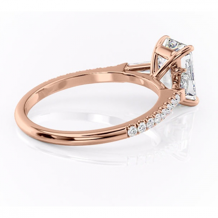 Inel de logodnă Theodora din aur Rose 14kt cu moissanite tăietură smarald – Montură cu trei pietre rafinată pentru profil înalt | Personalizează și configurează gratuit online [3]