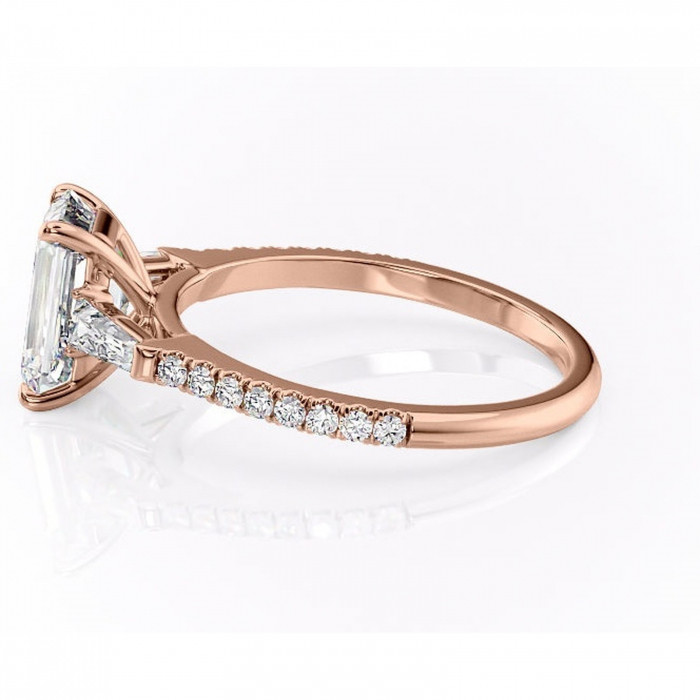 Inel de logodnă Theodora din aur Rose 14kt cu moissanite tăietură smarald – Montură cu trei pietre rafinată pentru profil înalt | Personalizează și configurează gratuit online [6]