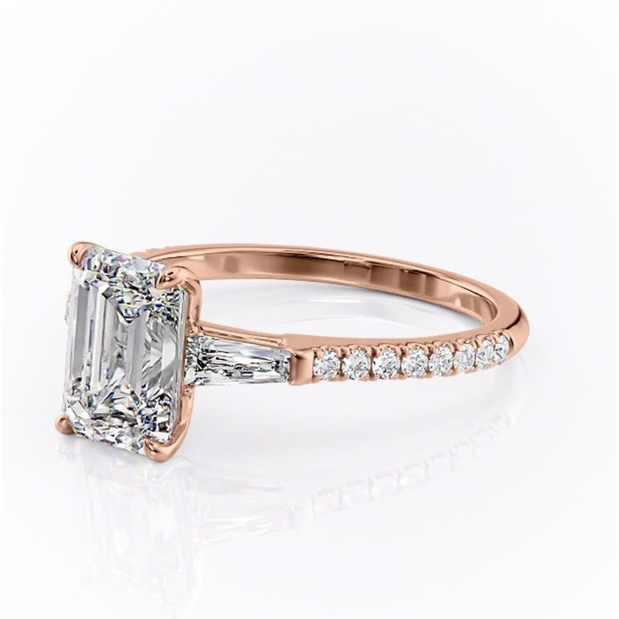 Inel de logodnă Theodora din aur Rose 14kt cu moissanite tăietură smarald – Montură cu trei pietre rafinată pentru profil înalt | Personalizează și configurează gratuit online [7]