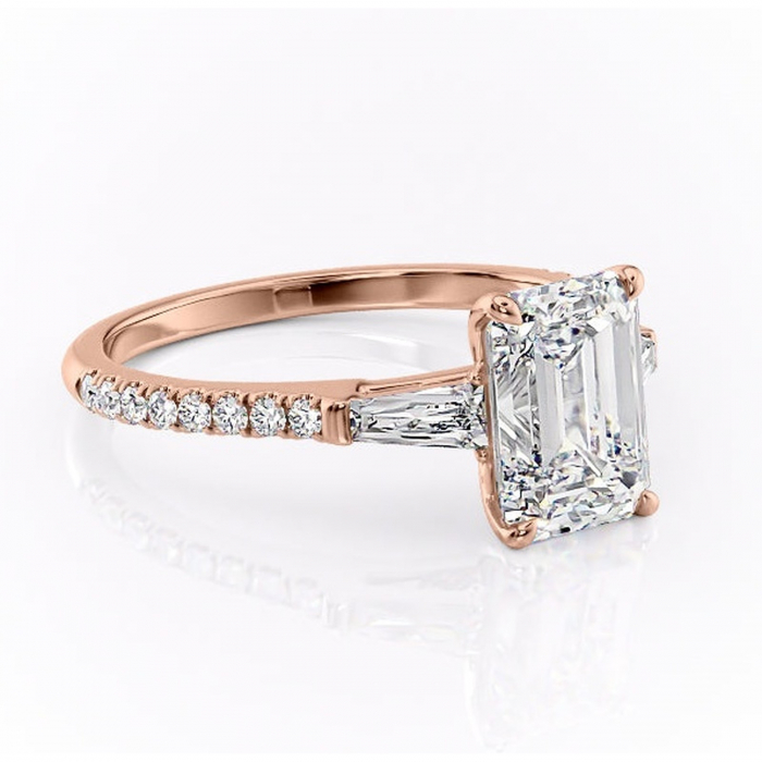 Inel de logodnă Theodora din aur Rose 14kt cu moissanite tăietură smarald – Montură cu trei pietre rafinată pentru profil înalt | Personalizează și configurează gratuit online [1]
