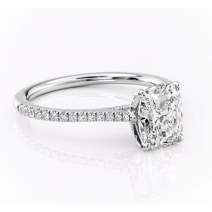 Inel de logodnă Tove din aur Alb 14kt cu moissanite tăietură pernă – Montură pavé rafinată pentru profil înalt | Personalizează și configurează gratuit online [1]