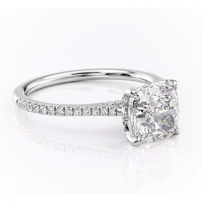 Inel de logodnă Tove din aur Alb 14kt cu moissanite tăietură pernă – Montură pavé rafinată pentru profil înalt | Personalizează și configurează gratuit online [1]