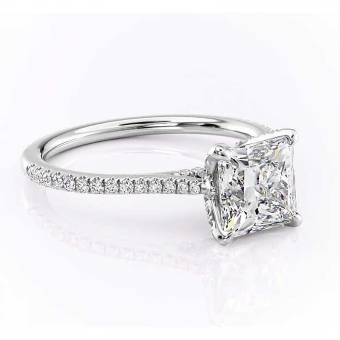 Inel de logodnă Tove din aur Alb 14kt cu moissanite tăietură princess – Montură pavé rafinată pentru profil înalt | Personalizează și configurează gratuit online [1]