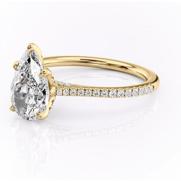 Inel de logodnă Tove din aur Galben 18kt cu moissanite tăietură pară – Montură pavé rafinată pentru profil înalt | Personalizează și configurează gratuit online [7]