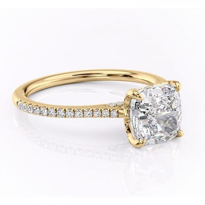 Inel de logodnă Tove din aur Galben 18kt cu moissanite tăietură pernă – Montură pavé rafinată pentru profil înalt | Personalizează și configurează gratuit online [1]