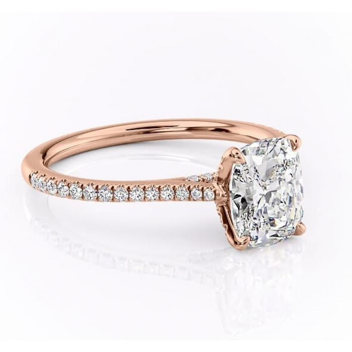 Inel de logodnă Tove din aur Rose 14kt cu moissanite tăietură pernă – Montură pavé rafinată pentru profil înalt | Personalizează și configurează gratuit online [1]