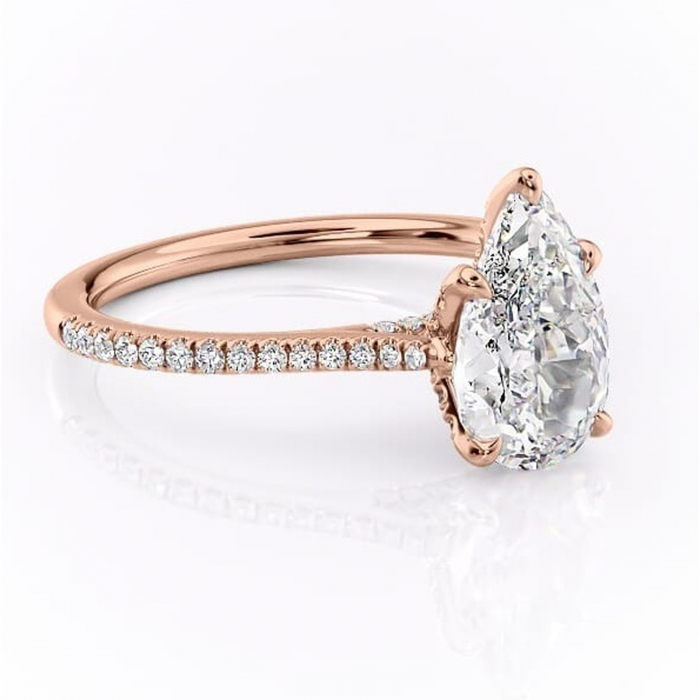 Inel de logodnă Tove din aur Rose 18kt cu moissanite tăietură pară – Montură pavé rafinată pentru profil înalt | Personalizează și configurează gratuit online [1]