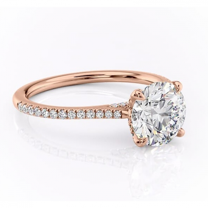 Inel de logodnă Tove din aur Rose 14kt cu moissanite tăietură rotundă – Montură pavé rafinată pentru profil înalt | Personalizează și configurează gratuit online [1]