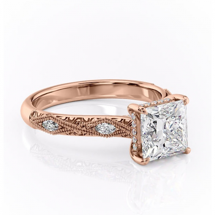 Inel de logodnă Vespera din aur Rose 18kt cu moissanite tăietură princess – Pietre laterale rafinată pentru profil înalt | Personalizează și configurează gratuit online [1]
