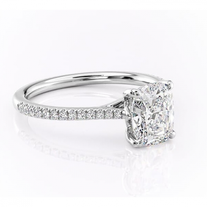 Inel de logodnă Victoria din aur Alb 14kt cu moissanite tăietură pernă – Montură pavé rafinată pentru profil mediu | Personalizează și configurează gratuit online [1]