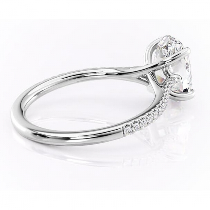 Inel de logodnă Victoria din aur Alb 14kt cu moissanite tăietură ovală – Montură pavé rafinată pentru profil mediu | Personalizează și configurează gratuit online [3]