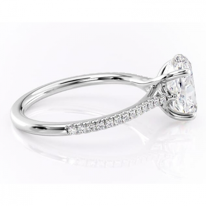 Inel de logodnă Victoria din aur Alb 14kt cu moissanite tăietură ovală – Montură pavé rafinată pentru profil mediu | Personalizează și configurează gratuit online [2]