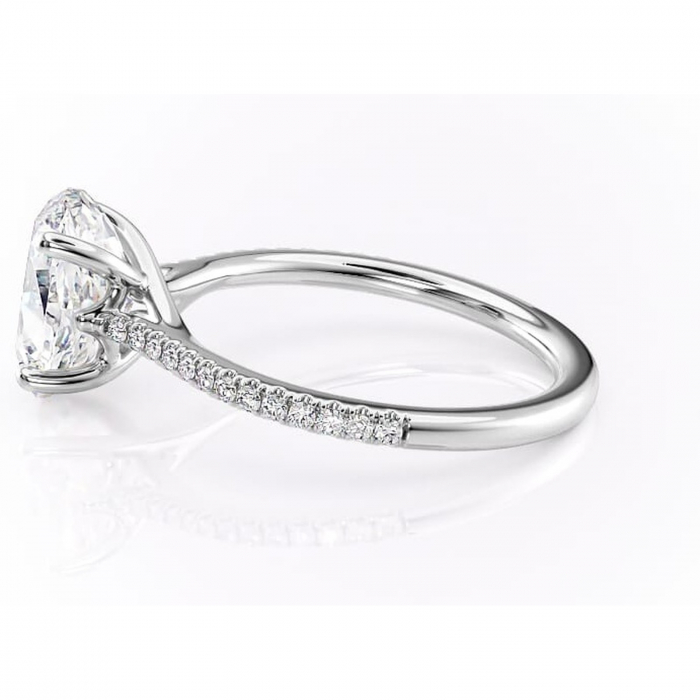 Inel de logodnă Victoria din aur Alb 14kt cu moissanite tăietură ovală – Montură pavé rafinată pentru profil mediu | Personalizează și configurează gratuit online [6]