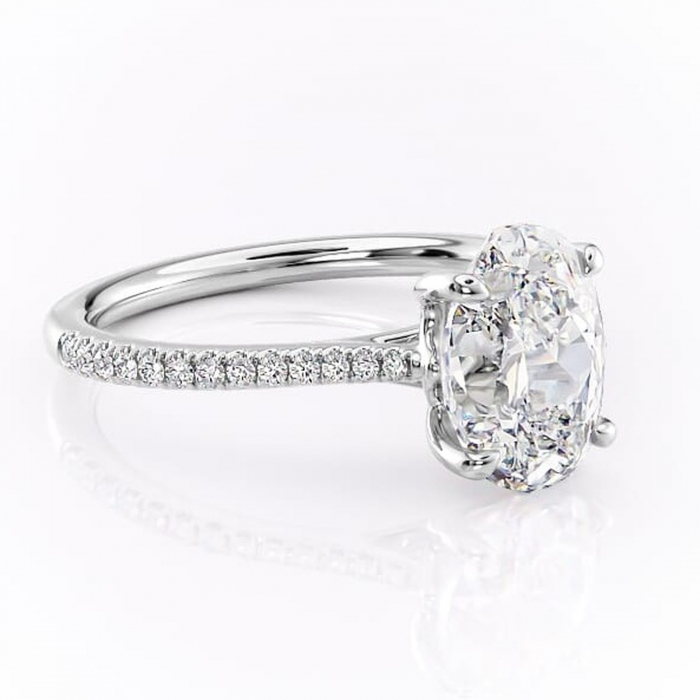 Inel de logodnă Victoria din aur Alb 14kt cu moissanite tăietură ovală – Montură pavé rafinată pentru profil mediu | Personalizează și configurează gratuit online [1]