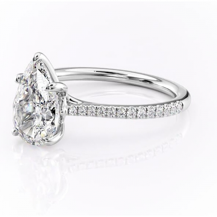 Inel de logodnă Victoria din aur Alb 14kt cu moissanite tăietură pară – Montură pavé rafinată pentru profil mediu | Personalizează și configurează gratuit online [7]