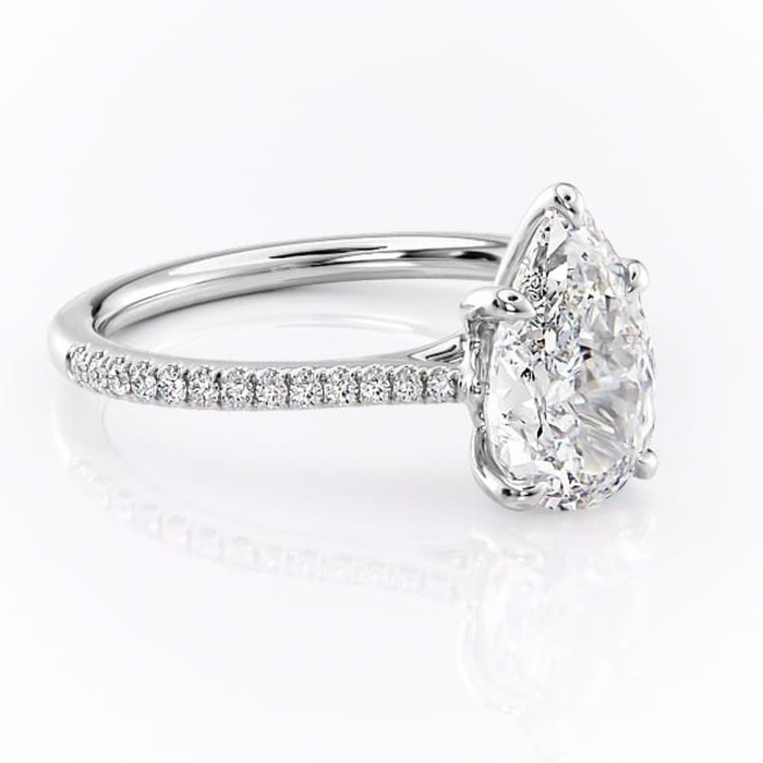 Inel de logodnă Victoria din aur Alb 14kt cu moissanite tăietură pară – Montură pavé rafinată pentru profil mediu | Personalizează și configurează gratuit online [1]