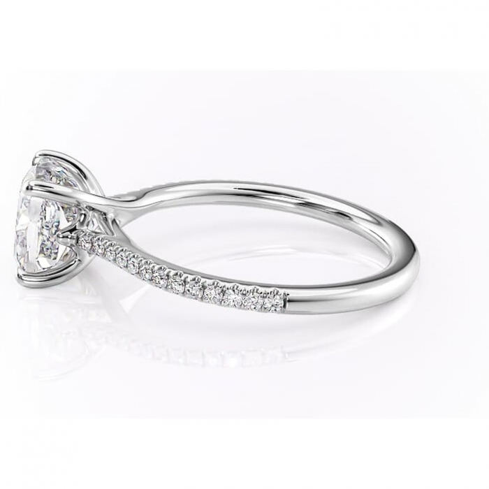 Inel de logodnă Victoria din aur Alb 14kt cu moissanite tăietură pernă – Montură pavé rafinată pentru profil mediu | Personalizează și configurează gratuit online [6]