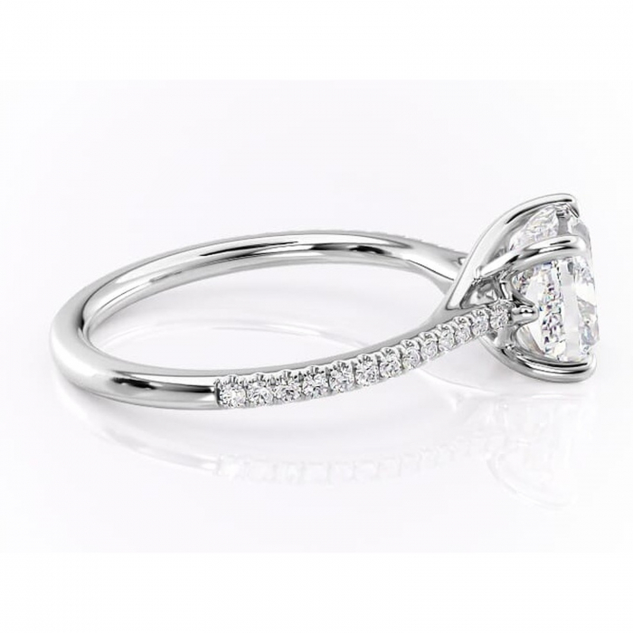 Inel de logodnă Victoria din aur Alb 14kt cu moissanite tăietură pernă – Montură pavé rafinată pentru profil mediu | Personalizează și configurează gratuit online [2]