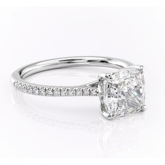 Inel de logodnă Victoria din aur Alb 14kt cu moissanite tăietură pernă – Montură pavé rafinată pentru profil mediu | Personalizează și configurează gratuit online [1]