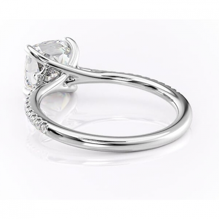 Inel de logodnă Victoria din aur Alb 14kt cu moissanite tăietură pernă – Montură pavé rafinată pentru profil mediu | Personalizează și configurează gratuit online [4]