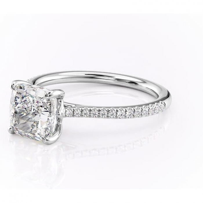 Inel de logodnă Victoria din aur Alb 14kt cu moissanite tăietură pernă – Montură pavé rafinată pentru profil mediu | Personalizează și configurează gratuit online [7]