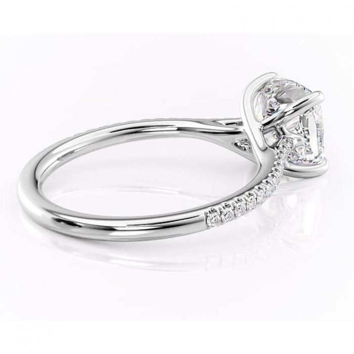 Inel de logodnă Victoria din aur Alb 14kt cu moissanite tăietură pernă – Montură pavé rafinată pentru profil mediu | Personalizează și configurează gratuit online [3]