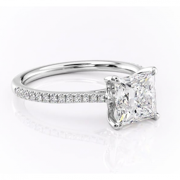 Inel de logodnă Victoria din aur Alb 14kt cu moissanite tăietură princess – Montură pavé rafinată pentru profil mediu | Personalizează și configurează gratuit online [1]