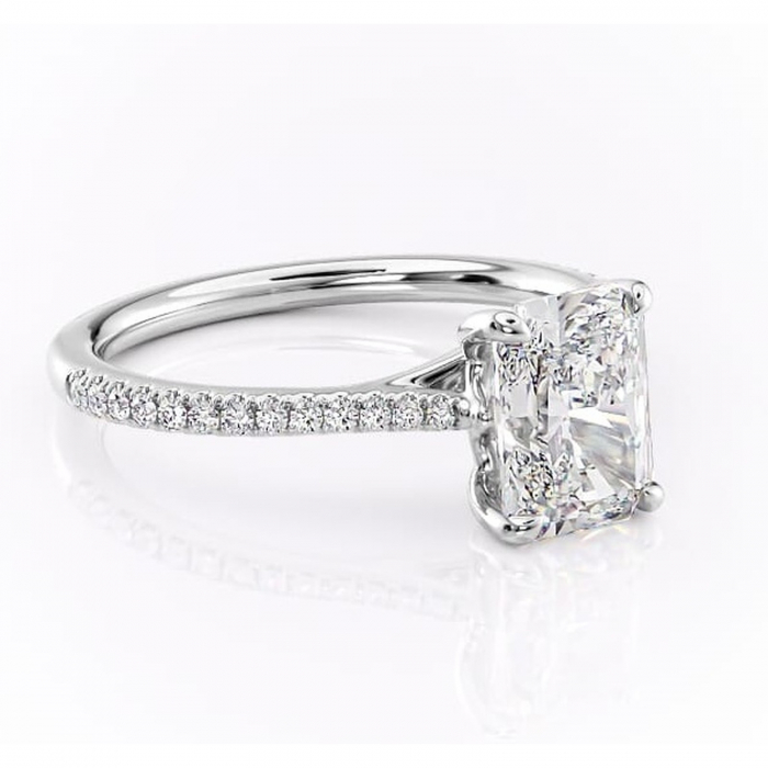 Inel de logodnă Victoria din aur Alb 14kt cu moissanite tăietură radiantă – Montură pavé rafinată pentru profil mediu | Personalizează și configurează gratuit online [1]