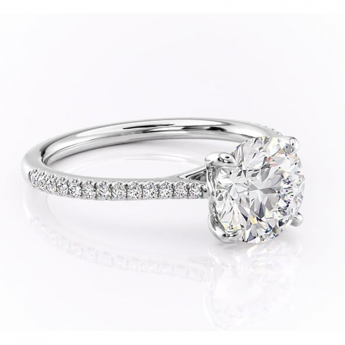 Inel de logodnă Victoria din aur Alb 14kt cu moissanite tăietură rotundă – Montură pavé rafinată pentru profil mediu | Personalizează și configurează gratuit online [1]