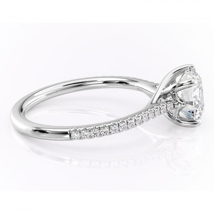 Inel de logodnă Victoria din aur Alb 14kt cu moissanite tăietură rotundă – Montură pavé rafinată pentru profil mediu | Personalizează și configurează gratuit online [2]