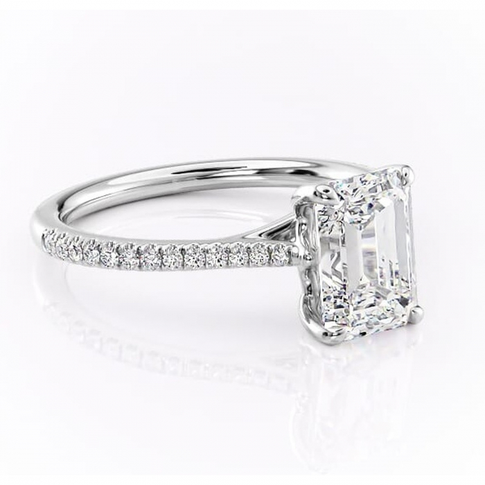 Inel de logodnă Victoria din aur Alb 14kt cu moissanite tăietură smarald – Montură pavé rafinată pentru profil mediu | Personalizează și configurează gratuit online [1]