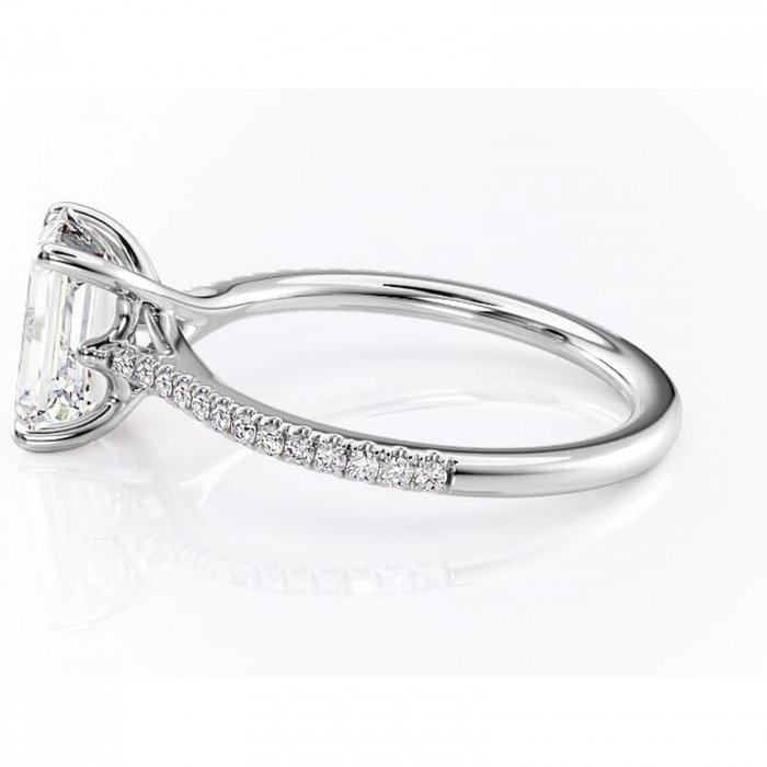 Inel de logodnă Victoria din aur Alb 14kt cu moissanite tăietură smarald – Montură pavé rafinată pentru profil mediu | Personalizează și configurează gratuit online [6]