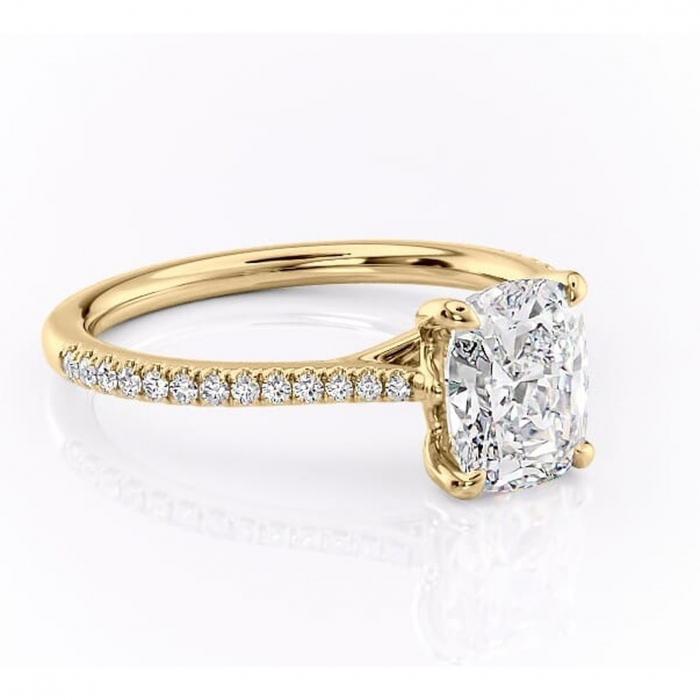 Inel de logodnă Victoria din aur Galben 14kt cu moissanite tăietură pernă – Montură pavé rafinată pentru profil mediu | Personalizează și configurează gratuit online [1]