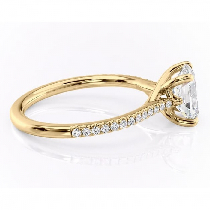 Inel de logodnă Victoria din aur Galben 14kt cu moissanite tăietură pernă – Montură pavé rafinată pentru profil mediu | Personalizează și configurează gratuit online [2]