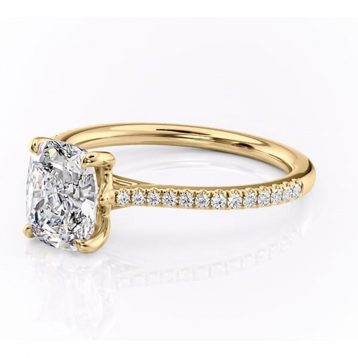 Inel de logodnă Victoria din aur Galben 14kt cu moissanite tăietură pernă – Montură pavé rafinată pentru profil mediu | Personalizează și configurează gratuit online [7]
