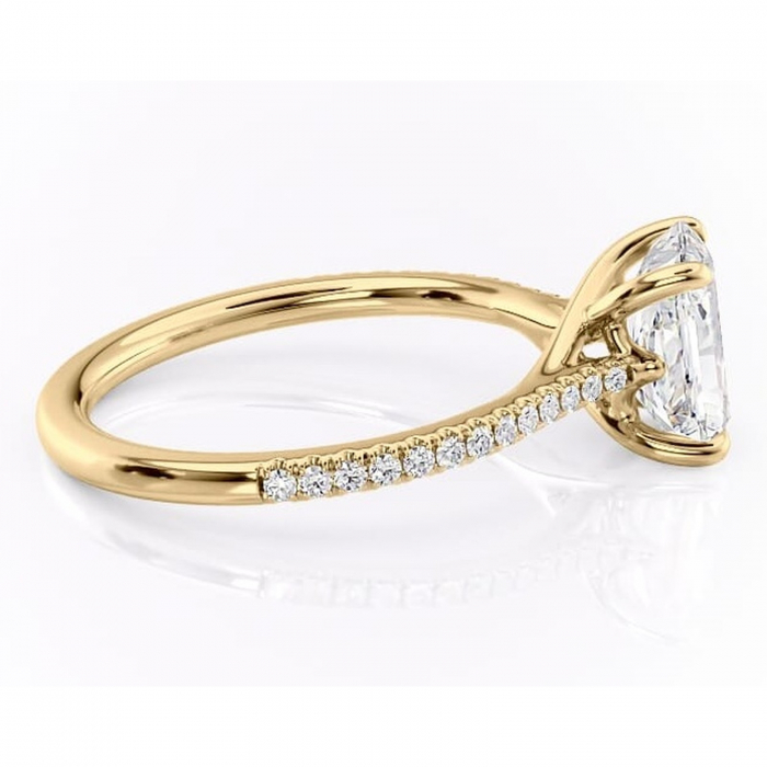 Inel de logodnă Victoria din aur Galben 14kt cu moissanite tăietură radiantă – Montură pavé rafinată pentru profil mediu | Personalizează și configurează gratuit online [2]