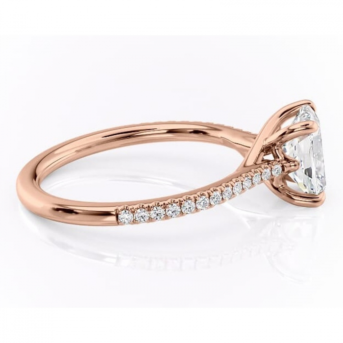 Inel de logodnă Victoria din aur Rose 14kt cu moissanite tăietură pernă – Montură pavé rafinată pentru profil mediu | Personalizează și configurează gratuit online [2]