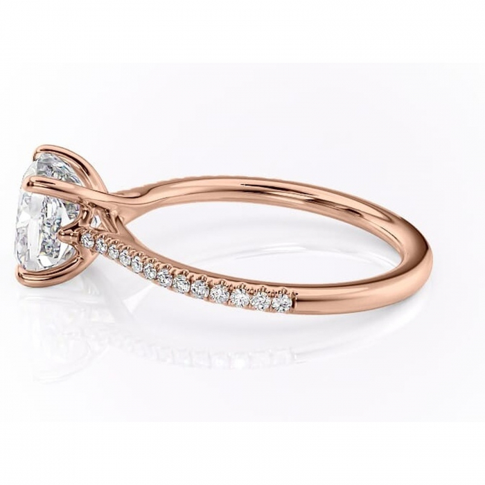 Inel de logodnă Victoria din aur Rose 18kt cu moissanite tăietură pernă – Montură pavé rafinată pentru profil mediu | Personalizează și configurează gratuit online [6]