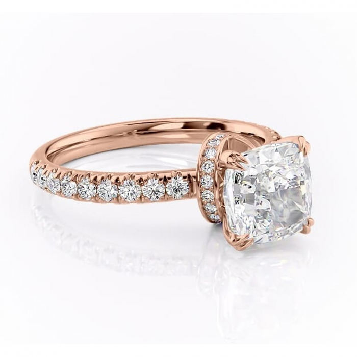 Inel de logodnă Vivienne din aur Rose 18kt cu moissanite tăietură pernă – Montură pavé rafinată pentru profil înalt | Personalizează și configurează gratuit online [1]