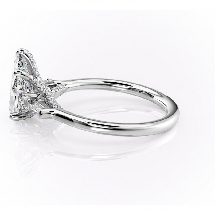 Inel de logodnă Ysella din aur Alb 14kt cu moissanite tăietură pară – Montură cu trei pietre rafinată pentru profil înalt | Personalizează și configurează gratuit online [6]