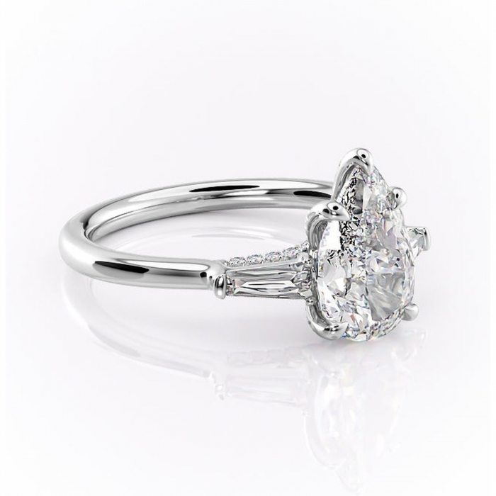 Inel de logodnă Ysella din aur Alb 14kt cu moissanite tăietură pară – Montură cu trei pietre rafinată pentru profil înalt | Personalizează și configurează gratuit online [1]